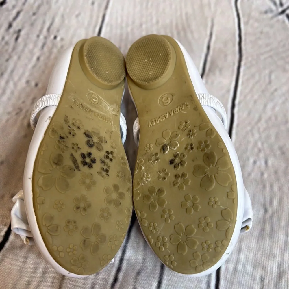 Laura Ashley White Mary Jane Bow Flats Girl’s Size 6 Excellent Condition